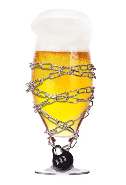Concept d'alcoolisme - bière verrouillée sur une chaîne — Photo