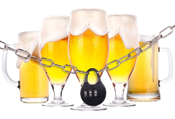 Concepto de alcoholismo: cerveza encerrada en una cadena — Foto de Stock