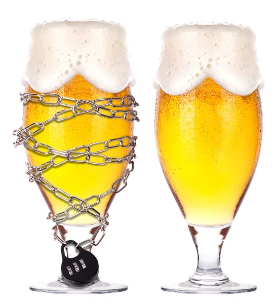 Концепция алкоголизма - пиво, закрепленное на цепи — стоковое фото