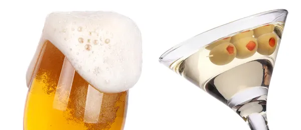 Мартини с пивом тосты изолированы — стоковое фото