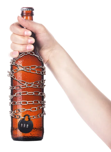 Alcohol misbruik concept - bier vergrendeld op een ketting — Stockfoto