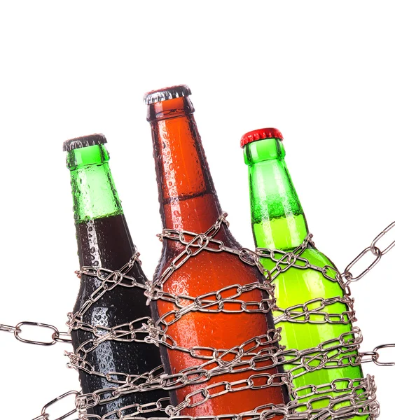 Concept d'abus d'alcool - bière verrouillée sur une chaîne — Photo