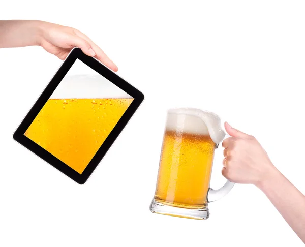 Digitale tablet met bier concept — Stockfoto