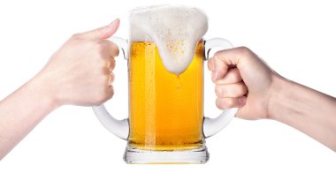 bira bardağına iki insan eli ile rekabet