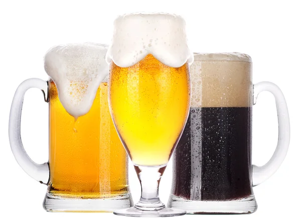 Mroźny szkła jasnego i ciemnego piwa zestaw na białym tle — Zdjęcie stockowe
