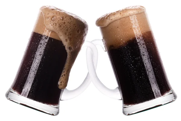 Pojęcie przyjaźni. dwie szklanki ciemnego piwa na białym tle — Zdjęcie stockowe