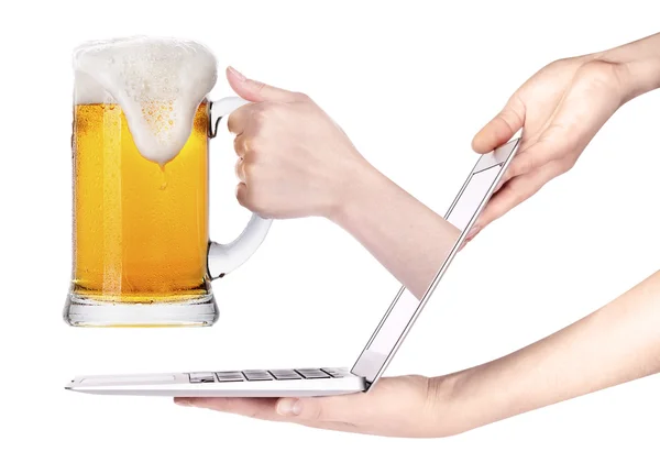 Brindis de cerveza para mostrar el éxito del negocio de Internet — Foto de Stock