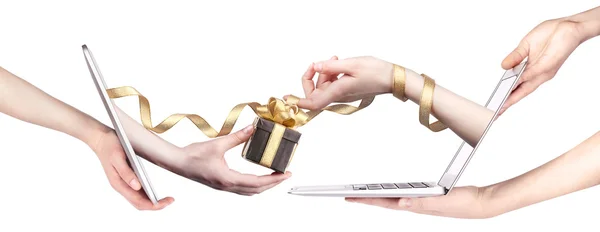 Hand med en gåva och laptop — Stockfoto