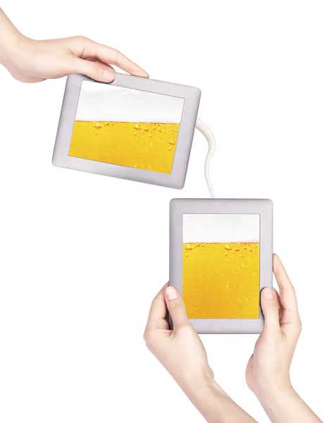 Digitale tablet met bier concept — Stockfoto