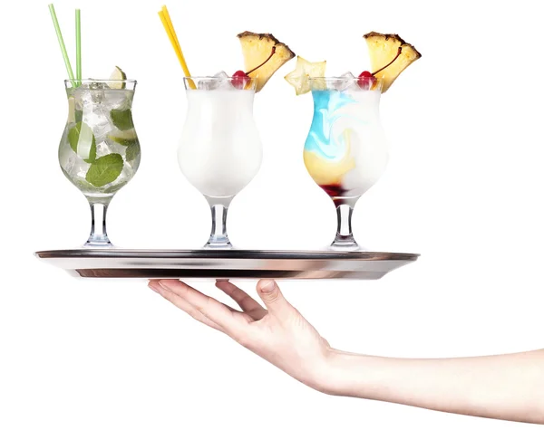 Main avec cocktail alcoolisé sur un plateau argenté — Photo