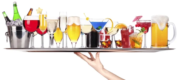 Bebidas alcohólicas diferentes en una bandeja — Foto de Stock