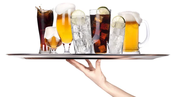 Bebidas alcohólicas diferentes en una bandeja —  Fotos de Stock