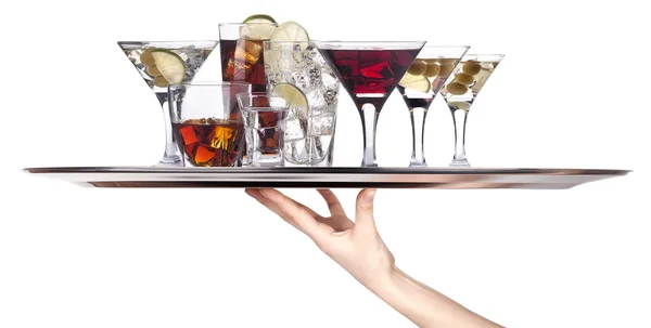 Bebidas alcoólicas diferentes em uma bandeja — Fotografia de Stock