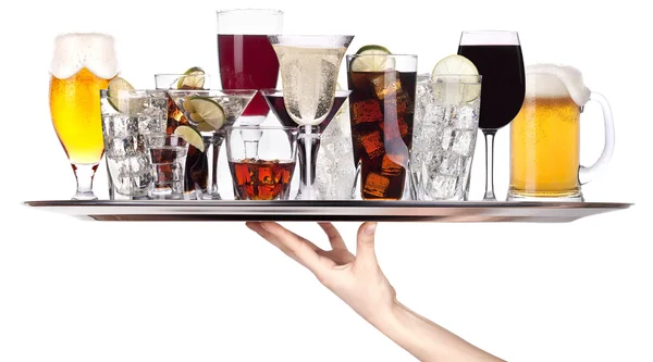 Различные алкогольные напитки на подносе — стоковое фото