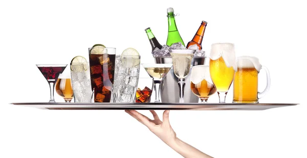 Bebidas alcohólicas diferentes en una bandeja — Foto de Stock