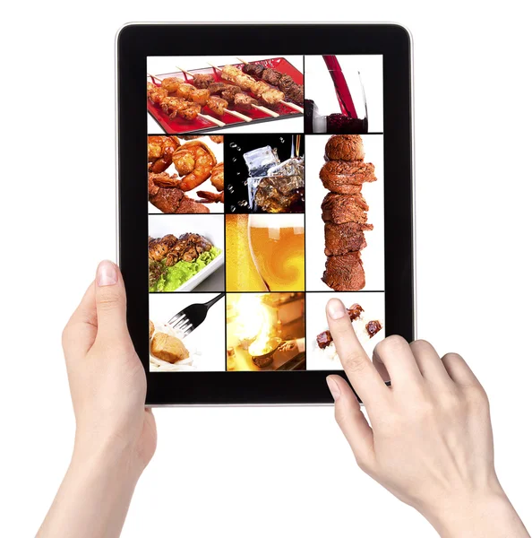 Pratos de carne e álcool em uma tela de tablet — Fotografia de Stock