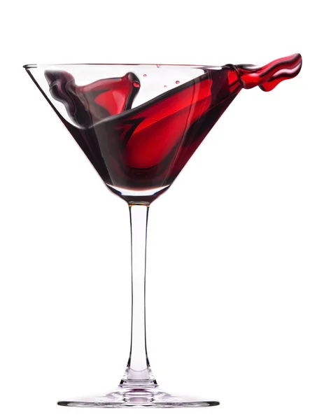 Червоний коктейль зі сплеском ізольовано на білому — стокове фото