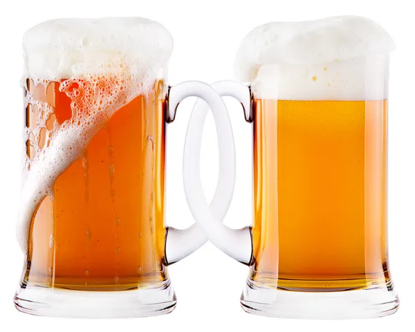 Due boccali di birra attaccati l'uno all'altro — Foto Stock
