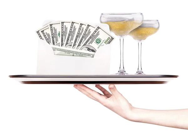 Dinheiro em envelope em uma bandeja com champanhe e mão — Fotografia de Stock