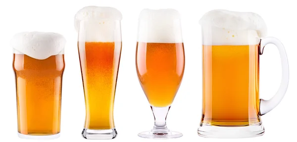 Gelida raccolta di birra fresca con schiuma isolata — Foto Stock