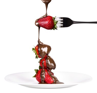 çilek ve çikolata ile bir tabak çatal