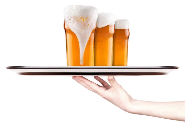 Bier op een zilveren dienblad met serveerster hand — Stockfoto