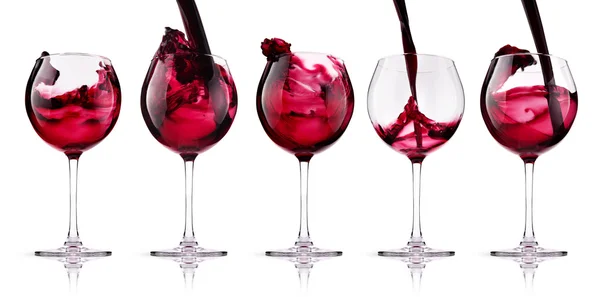 赤ワインのスプラッシュとガラス — ストック写真