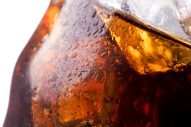 Kola içerisindeki buz küplerinin görüntüsünü kapat