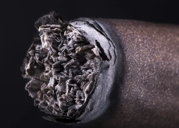 Macro de cigare sur fond noir — Photo