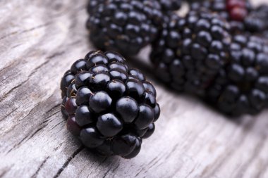 Böğürtlenler ahşap masada