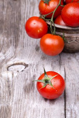 Tahta masada kiraz domatesleri