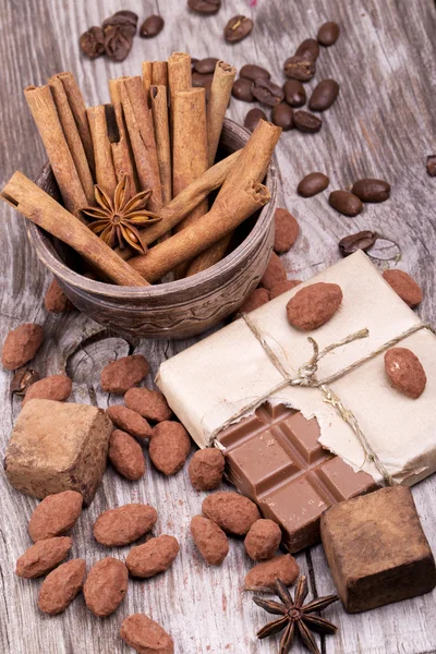 Chokladkaka och kryddor på träbord — Stockfoto
