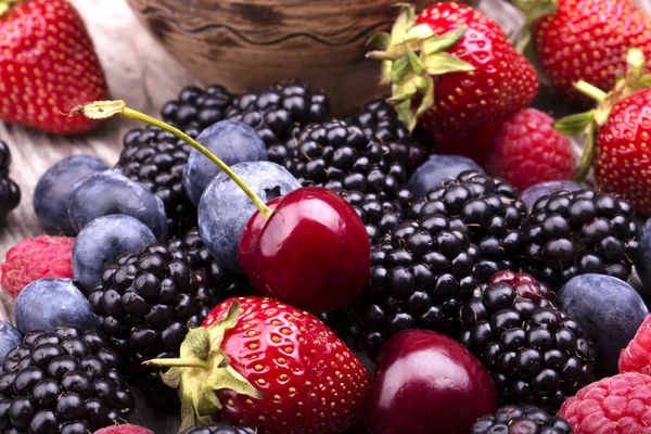 Tasty summer fruits on a wooden table — Stock Photo, Image