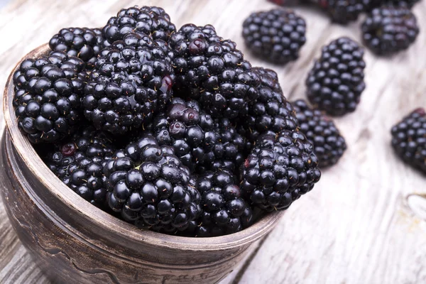 Brombeeren auf Holztisch — Stockfoto