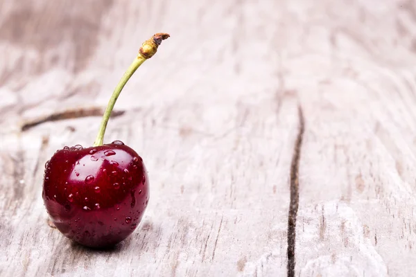 Cerezas sobre mesa de madera — Foto de Stock