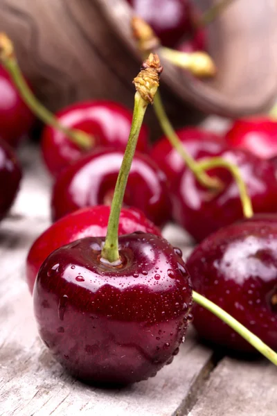 Třešně a višně na dřevěný stůl — Stock fotografie