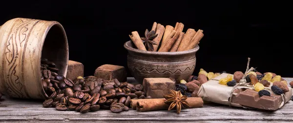 Barra de chocolate y especias en mesa de madera —  Fotos de Stock