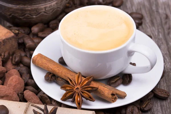 Koffie met chocolade bar en specerijen — Stockfoto