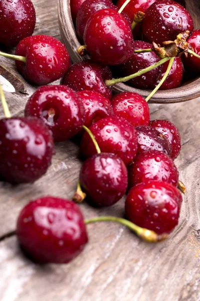 Cerezas sobre mesa de madera — Foto de Stock