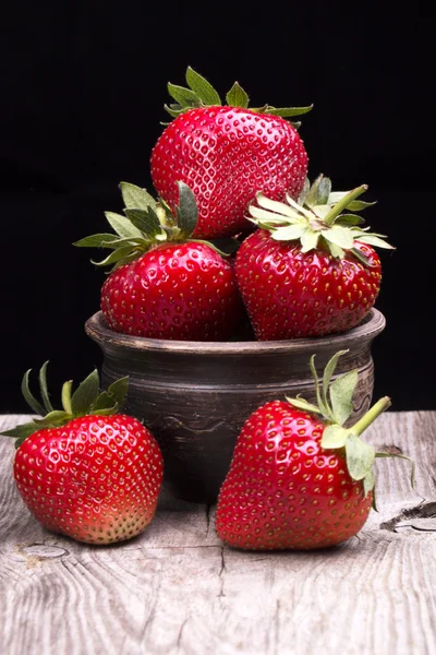 Frische Erdbeeren auf Holztisch — Stockfoto