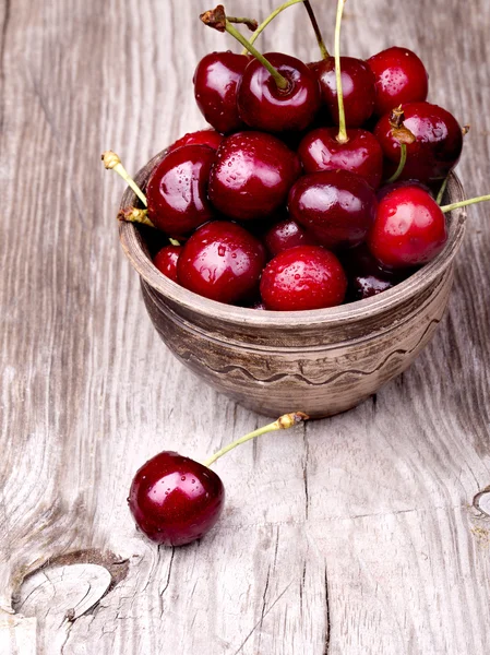 Cerezas sobre mesa de madera —  Fotos de Stock