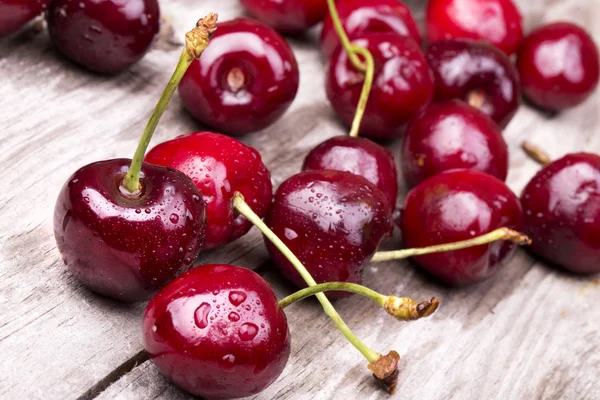 Cerises sur table en bois — Photo