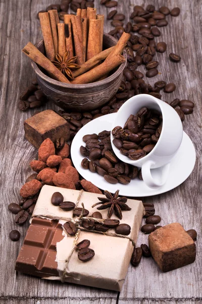 Café com chocolate bar e especiarias — Fotografia de Stock