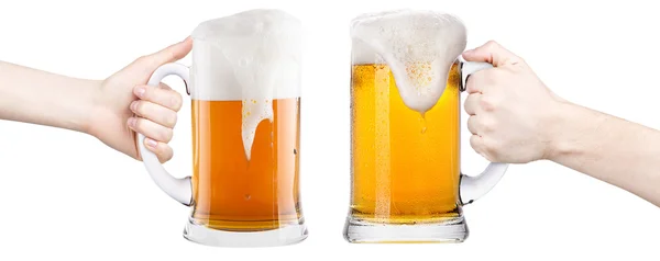 Birra con uomo e donna fare toast a mano — Foto Stock