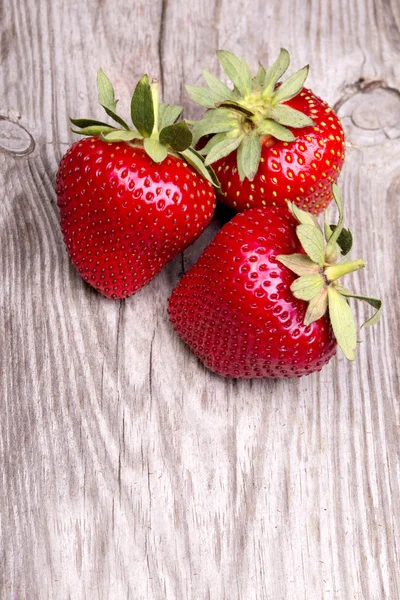 Frische Erdbeeren auf Holztisch — Stockfoto