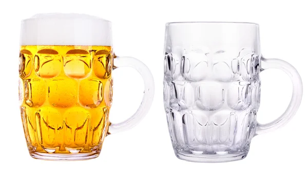Szklanki piwa. pełna i pusty na białym tle — Zdjęcie stockowe