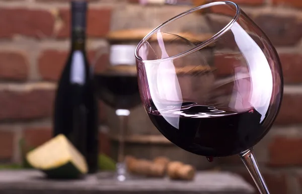 Copa de vino contra una pared de ladrillo — Foto de Stock