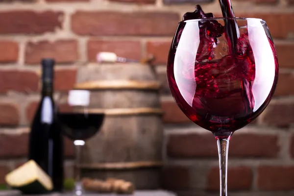 şarap bir tuğla duvara