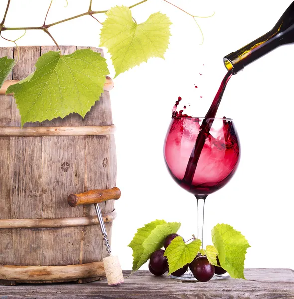 Czerwone wino, szkło i beczki z winogron — Zdjęcie stockowe