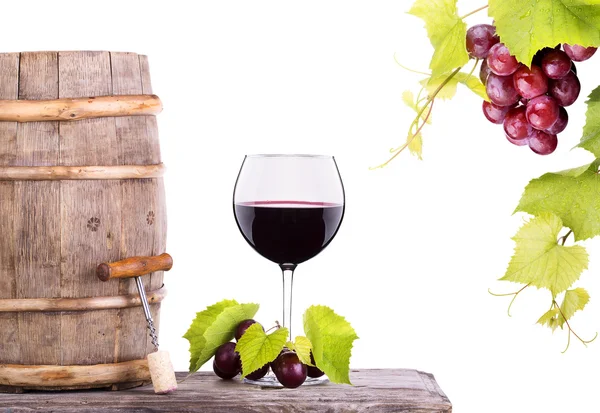 Rotwein, Glas und Fass mit Trauben — Stockfoto